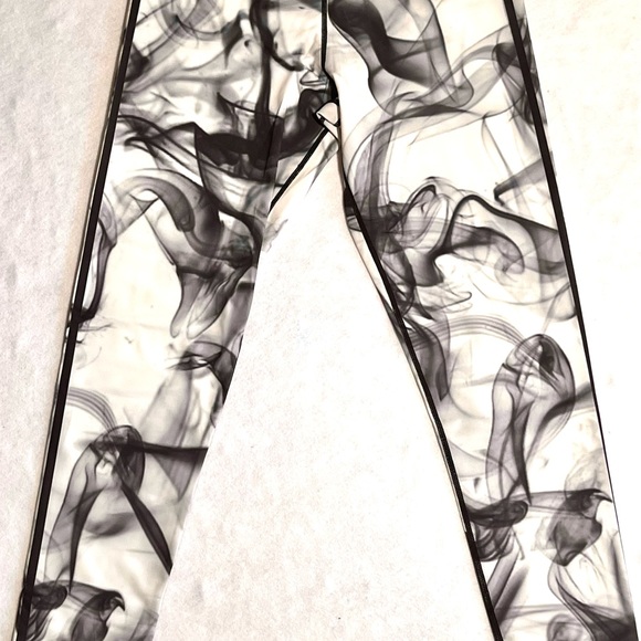 Gorgeous white and black specialty Boutique leggings for running, running pants - Picture 4 of 6